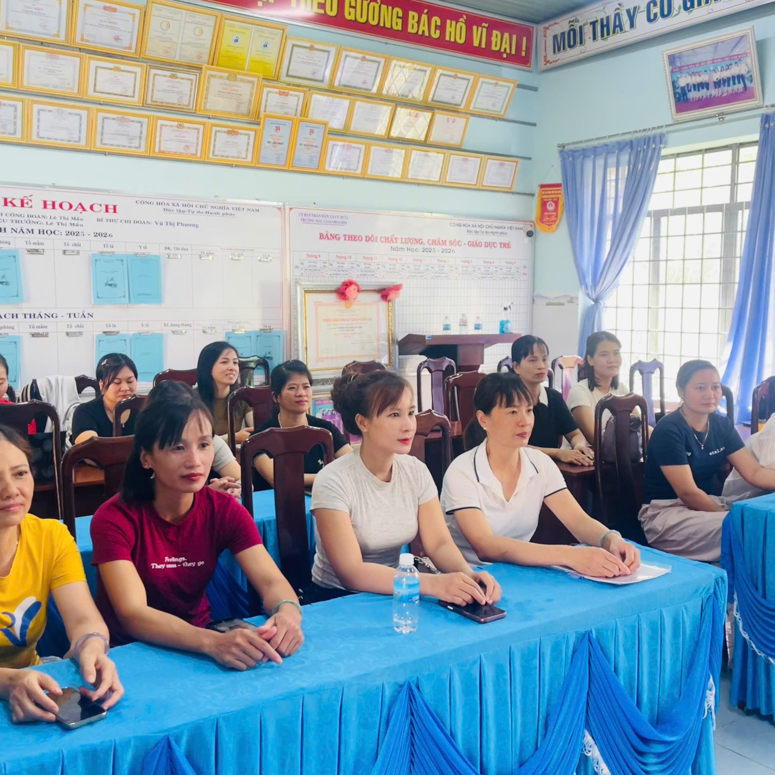 CHI BỘ TRƯỜNG MẪU GIÁO HOA SIM TỔ CHỨC HỌC TẬP, QUÁN TRIỆT NGHỊ QUYẾT HỘI NGHỊ TRUNG ƯƠNG ĐẢNG LẦN THỨ BA